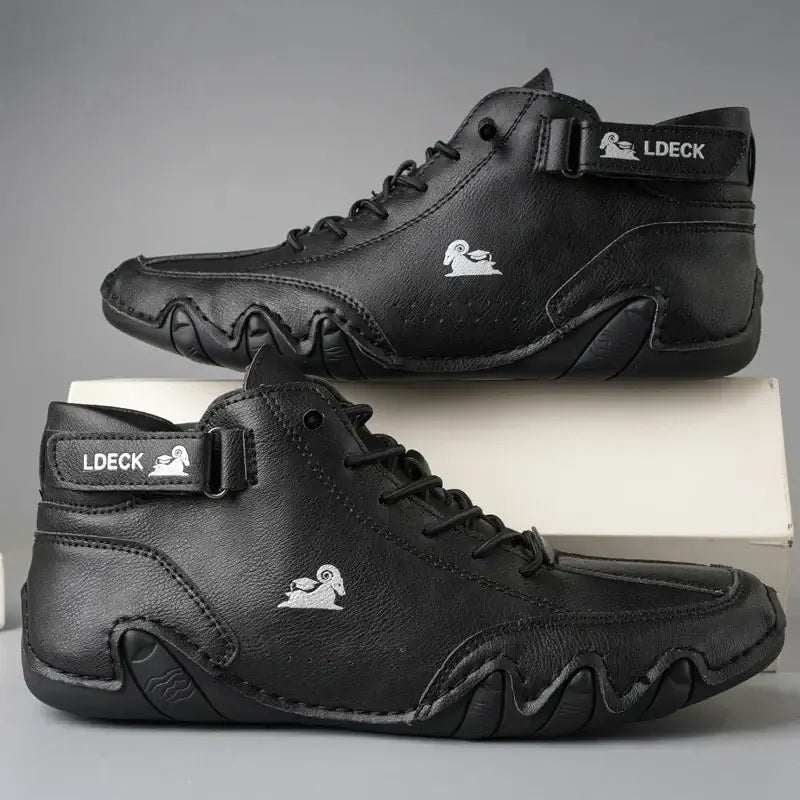 Bota Masculina Ldeck Romenzi RZ289 feita em couro premium com solado antiderrapante e design sofisticado. Conforto e resistência para todas as ocasiões.