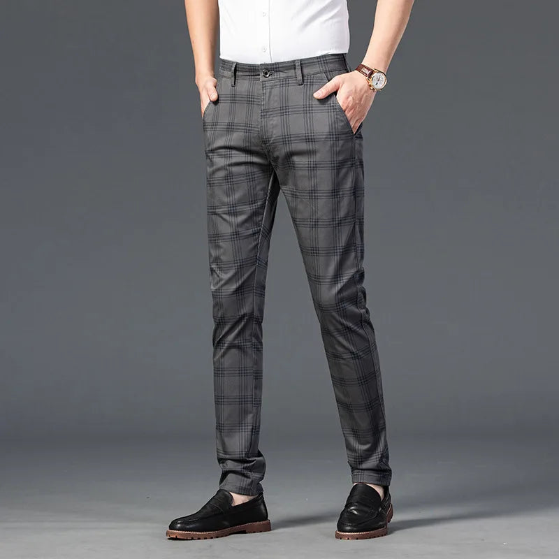 Calça Casual Masculina Xadrez Listrada Romenzi RZ257 com padrão xadrez, cores neutras e ajuste confortável. Estilo moderno para qualquer ocasião.