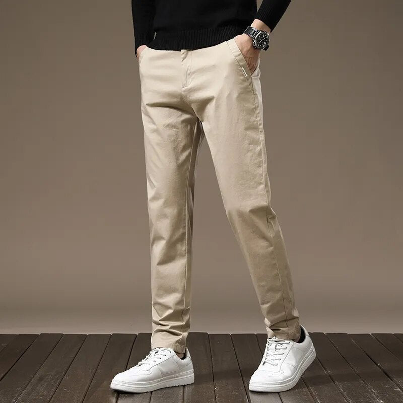 Calça Chino em Sarja Masculina Romenzi RZ553 em detalhe, calça em sarja de alta qualidade que oferece conforto, resistência e estilo sofisticado.