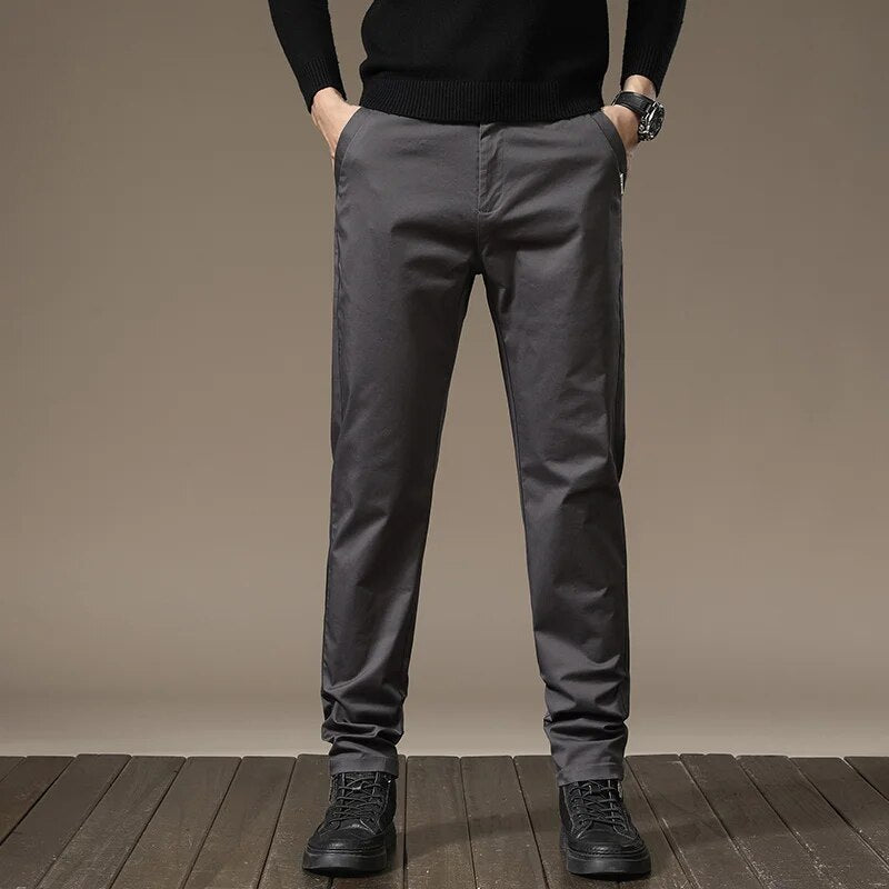 Calça Chino em Sarja Masculina Romenzi RZ553 em detalhe, calça em sarja de alta qualidade que oferece conforto, resistência e estilo sofisticado.