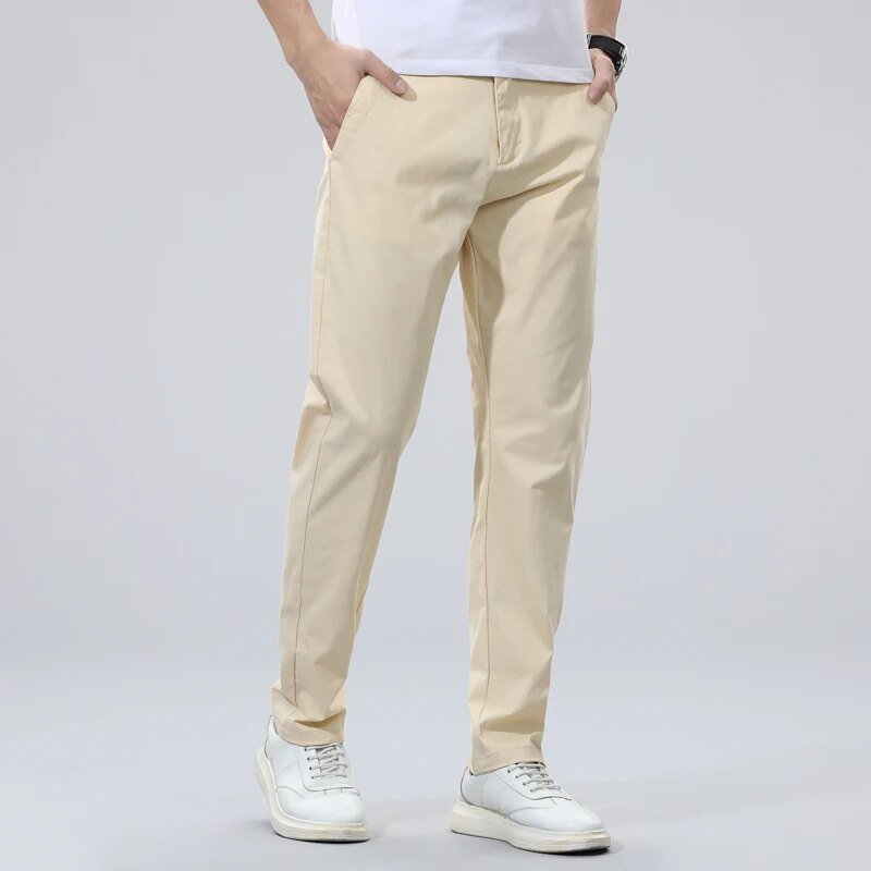 Calça Chino em Sarja Masculina Romenzi RZ554 em detalhe, peça slim fit em sarja premium, versátil e elegante para looks formais e casuais.