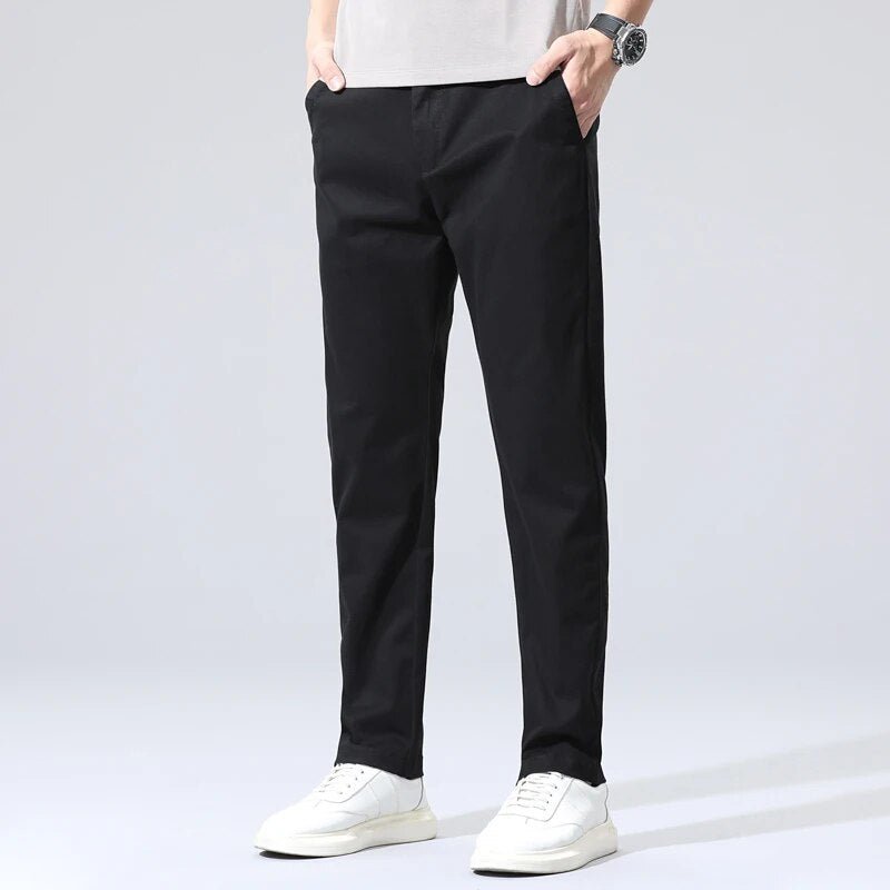 Calça Chino em Sarja Masculina Romenzi RZ554 em detalhe, peça slim fit em sarja premium, versátil e elegante para looks formais e casuais.