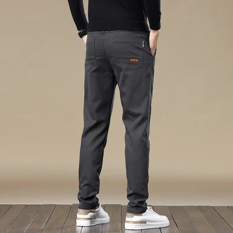 Calça Chino em Sarja Masculina Romenzi RZ556 em detalhe, calça em sarja de alta qualidade que oferece conforto, durabilidade e estilo moderno.