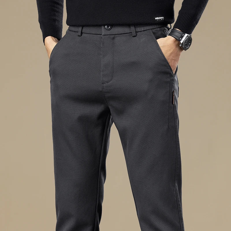 Calça Chino em Sarja Masculina Romenzi RZ556 em detalhe, calça em sarja de alta qualidade que oferece conforto, durabilidade e estilo moderno.