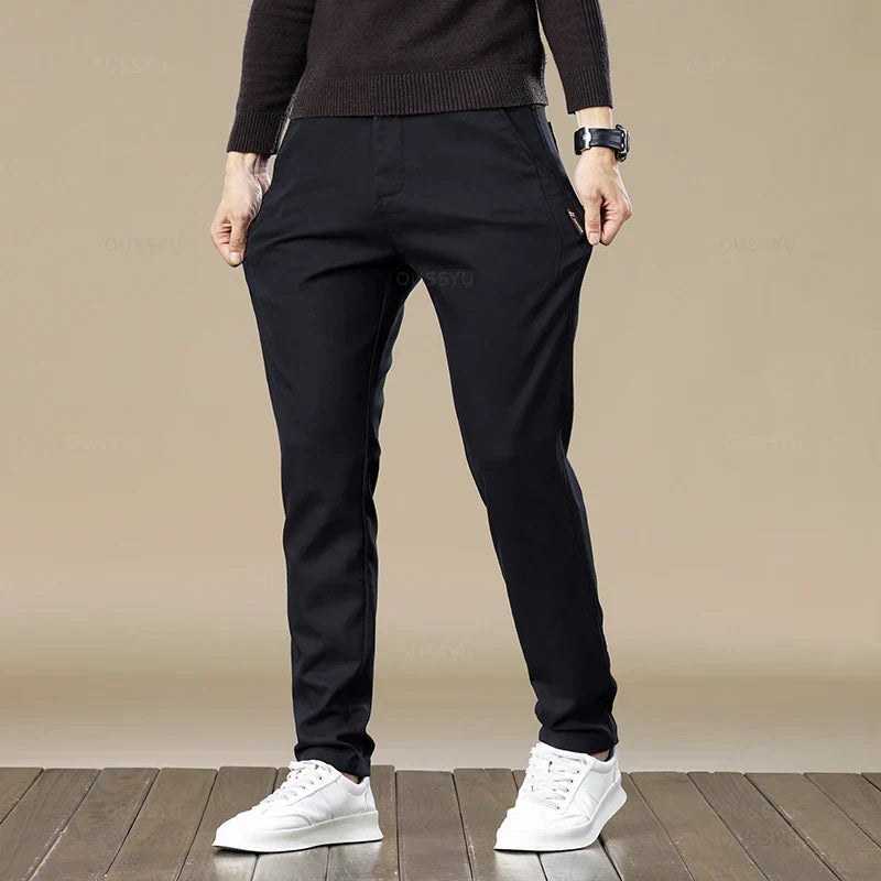 Calça Chino em Sarja Masculina Romenzi RZ556 em detalhe, calça em sarja de alta qualidade que oferece conforto, durabilidade e estilo moderno.