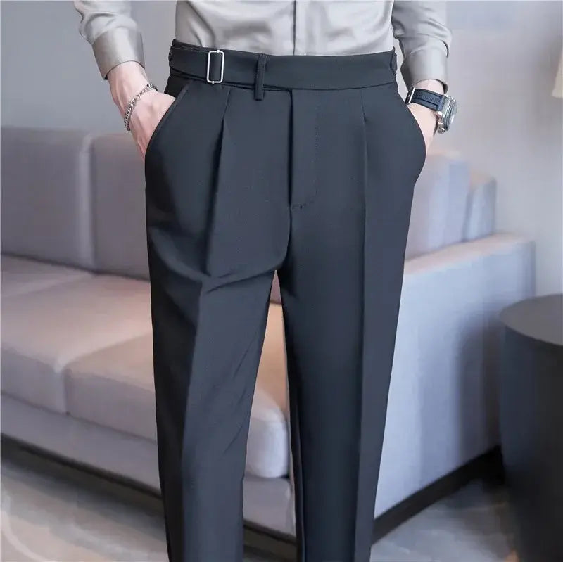Calça de Alfaiataria Masculina Romenzi RZ254 com corte clássico, tecido premium e acabamentos sofisticados. Perfeita para estilo e conforto duradouro.