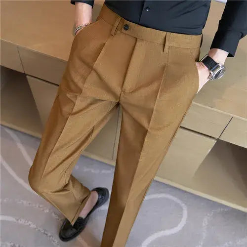 Calça de Alfaiataria Masculina Romenzi RZ255 com design moderno, tecido premium e acabamentos elegantes. Sofisticação e praticidade para o dia a dia.