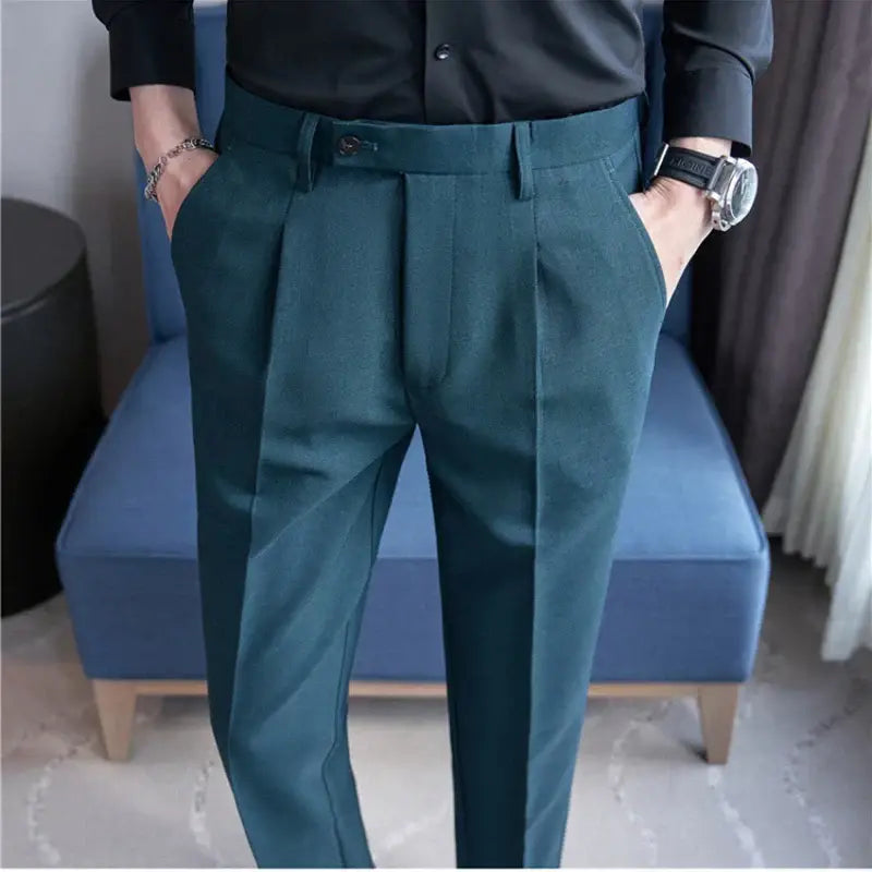 Calça de Alfaiataria Masculina Romenzi RZ255 com design moderno, tecido premium e acabamentos elegantes. Sofisticação e praticidade para o dia a dia.