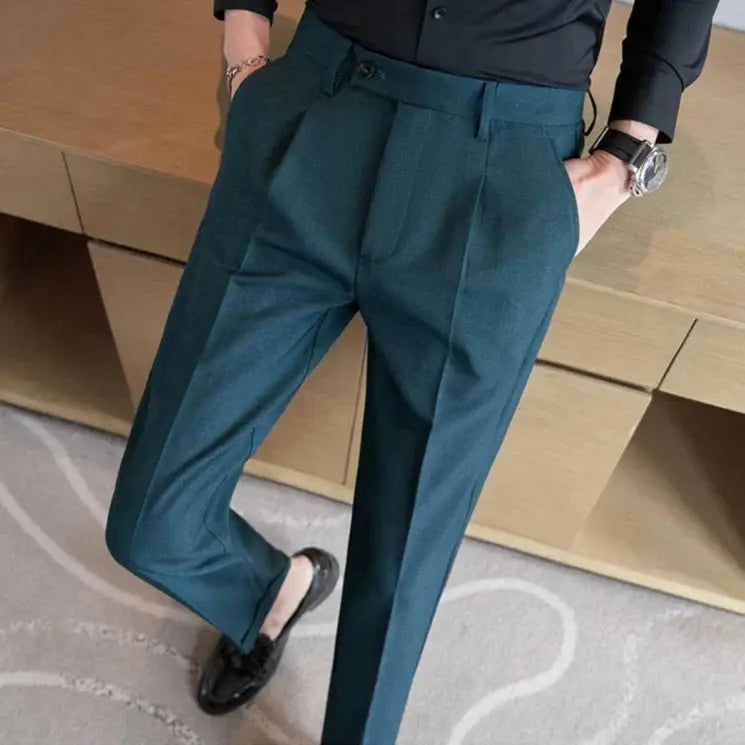 Calça de Alfaiataria Masculina Romenzi RZ255 com design moderno, tecido premium e acabamentos elegantes. Sofisticação e praticidade para o dia a dia.