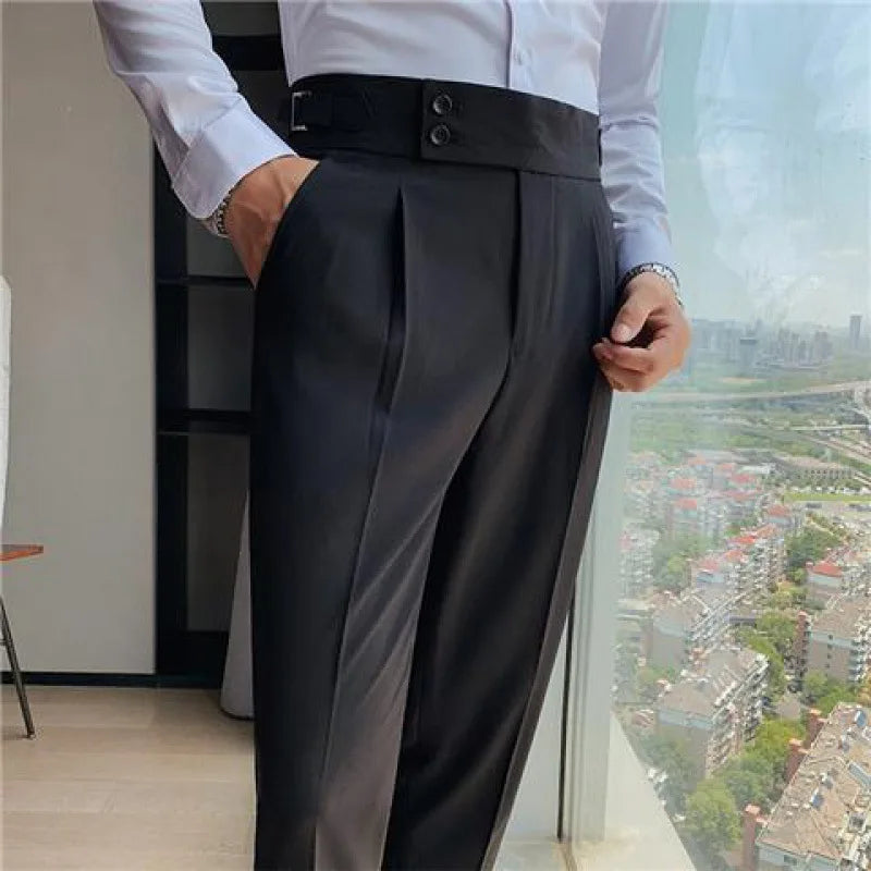 Calça de Alfaiataria Masculina Romenzi RZ256 com design clássico e tecido premium. Conforto e estilo refinado para eventos e ambientes profissionais.
