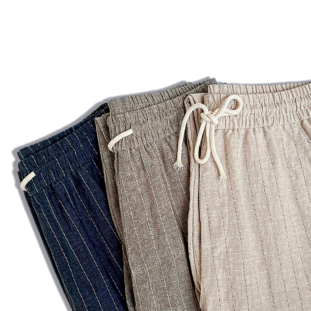 Calça de Linho Masculina Listrada Romenzi RZ557 em detalhe, calça listrada em linho leve e respirável que oferece frescor, conforto e estilo sofisticado.