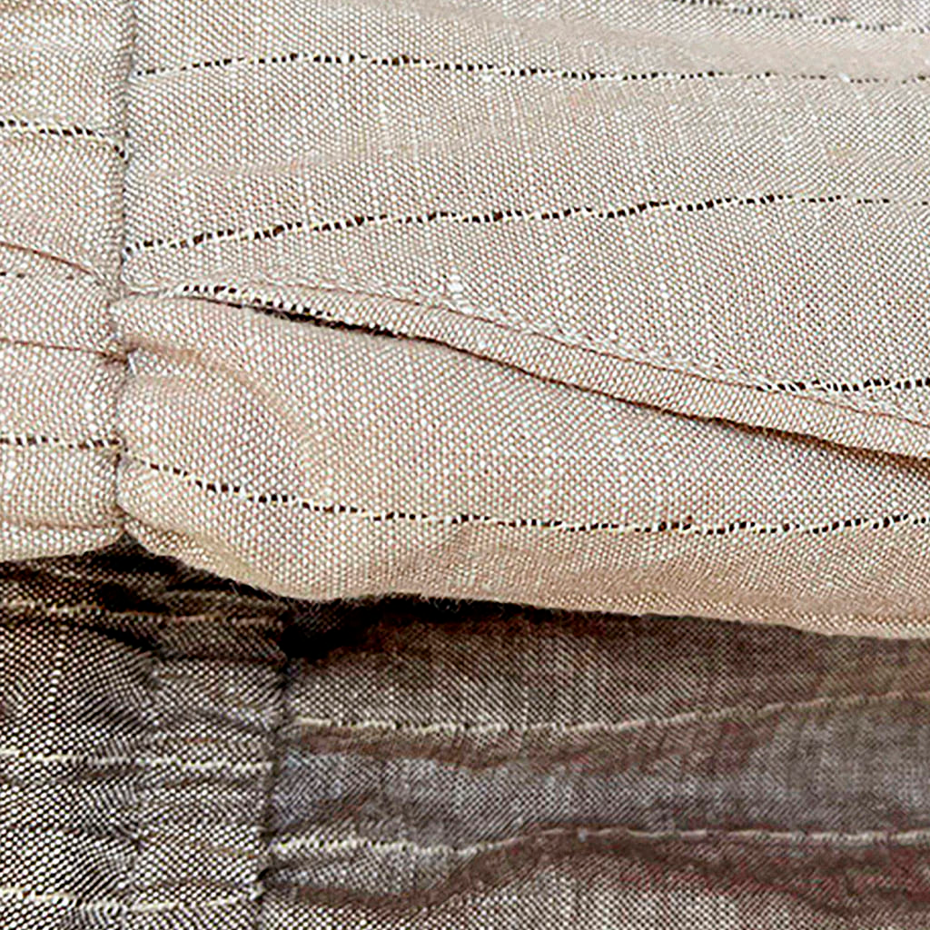 Calça de Linho Masculina Listrada Romenzi RZ557 em detalhe, calça listrada em linho leve e respirável que oferece frescor, conforto e estilo sofisticado.