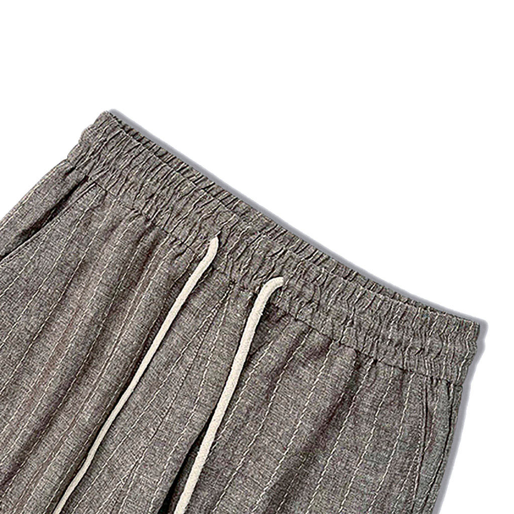 Calça de Linho Masculina Listrada Romenzi RZ557 em detalhe, calça listrada em linho leve e respirável que oferece frescor, conforto e estilo sofisticado.