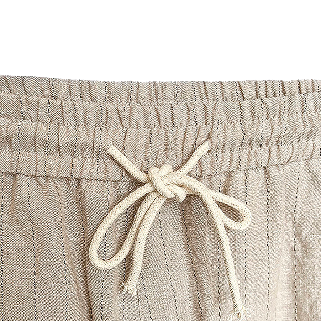 Calça de Linho Masculina Listrada Romenzi RZ557 em detalhe, calça listrada em linho leve e respirável que oferece frescor, conforto e estilo sofisticado.
