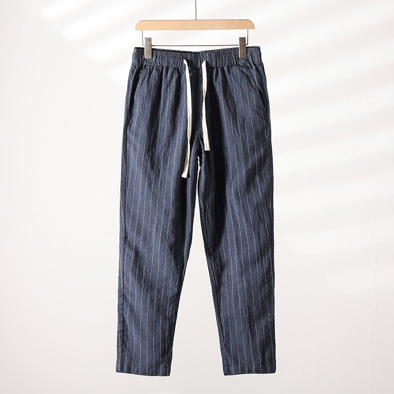 Calça de Linho Masculina Listrada Romenzi RZ941 em detalhe, peça leve e sofisticada em linho premium com estampa listrada elegante e caimento impecável.