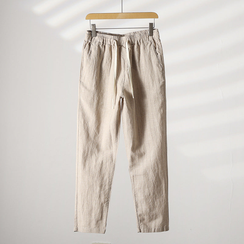 Calça de Linho Masculina Listrada Romenzi RZ941 em detalhe, peça leve e sofisticada em linho premium com estampa listrada elegante e caimento impecável.