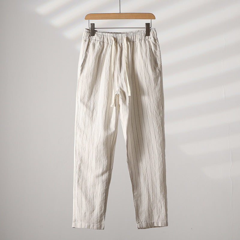 Calça de Linho Masculina Listrada Romenzi RZ941 em detalhe, peça leve e sofisticada em linho premium com estampa listrada elegante e caimento impecável.