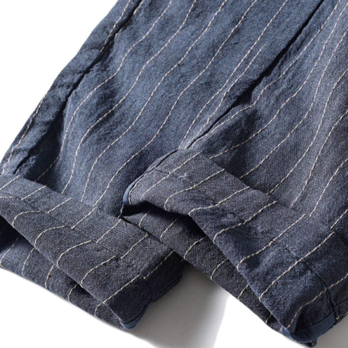 Calça de Linho Masculina Listrada Romenzi RZ941 em detalhe, peça leve e sofisticada em linho premium com estampa listrada elegante e caimento impecável.