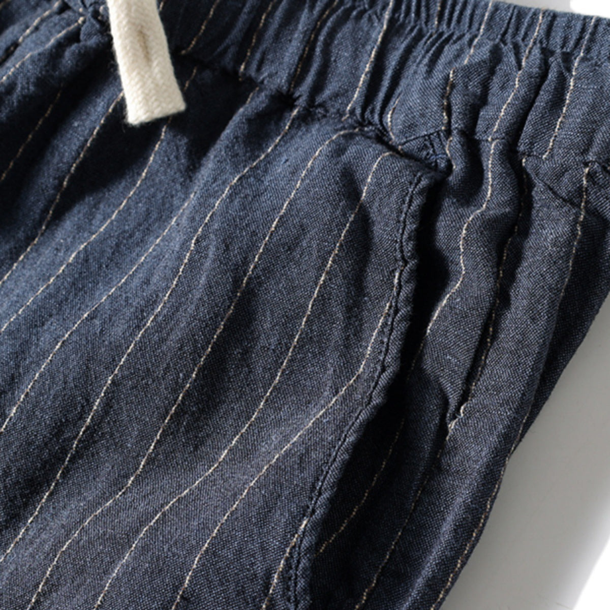 Calça de Linho Masculina Listrada Romenzi RZ941 em detalhe, peça leve e sofisticada em linho premium com estampa listrada elegante e caimento impecável.