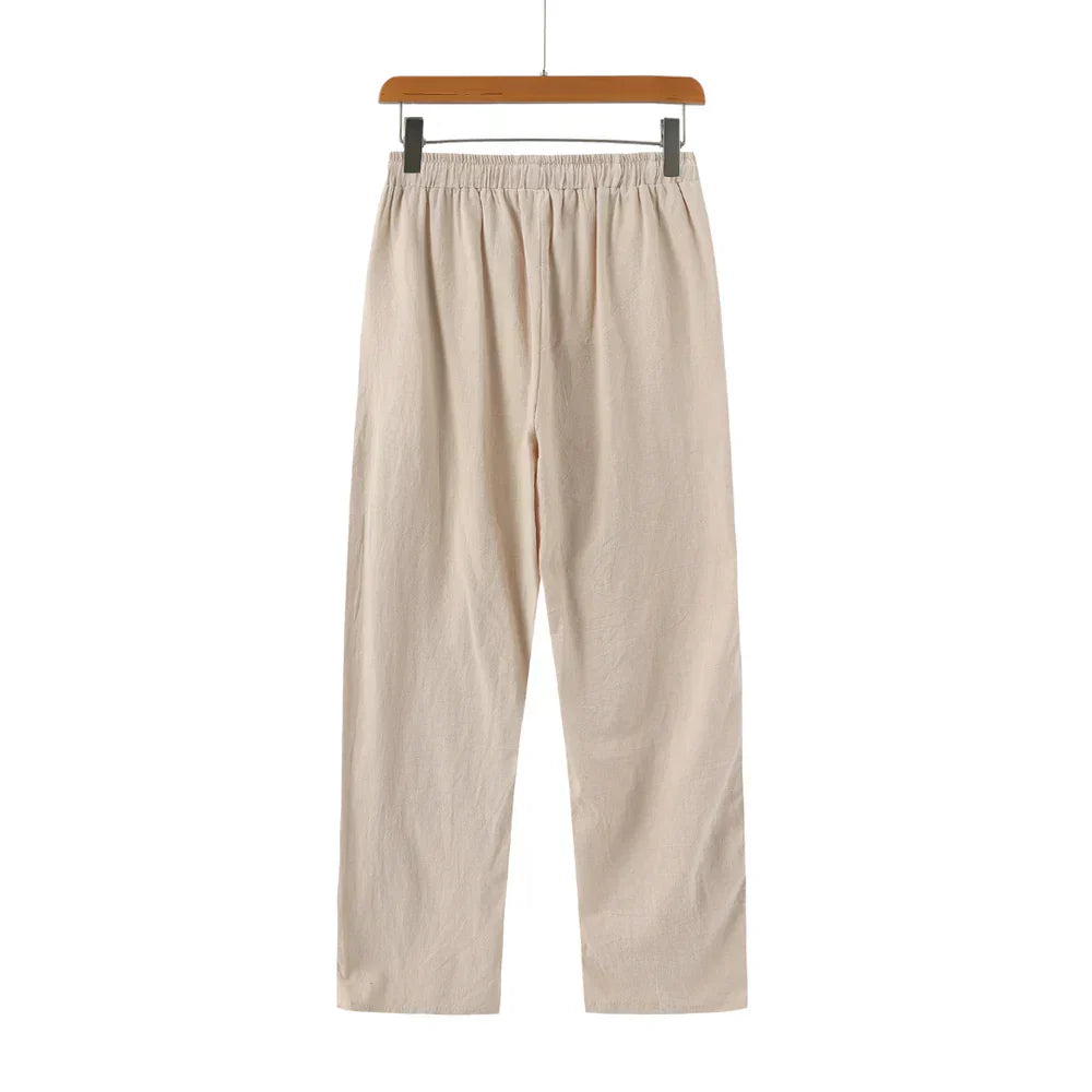 Calça de Linho Masculina Romenzi RZ565 em detalhe, peça sofisticada em linho leve premium, ideal para looks casuais ou elegantes em eventos diurnos.