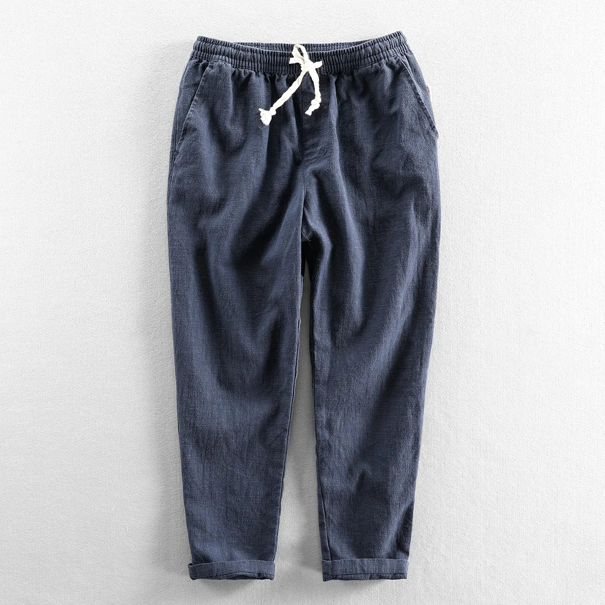 Calça de Linho Masculina Romenzi RZ940 em detalhe, calça elegante em linho premium que oferece conforto, respirabilidade e estilo Old Money sofisticado.