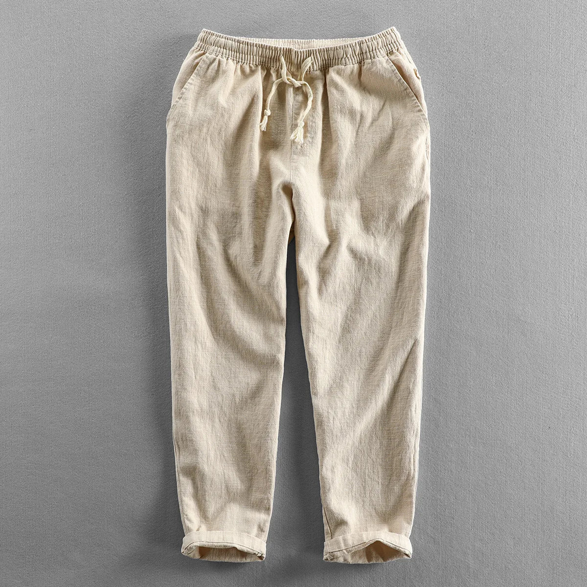 Calça de Linho Masculina Romenzi RZ940 em detalhe, calça elegante em linho premium que oferece conforto, respirabilidade e estilo Old Money sofisticado.