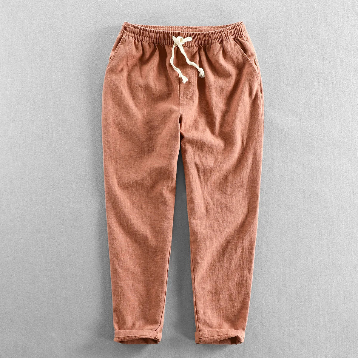 Calça de Linho Masculina Romenzi RZ940 em detalhe, calça elegante em linho premium que oferece conforto, respirabilidade e estilo Old Money sofisticado.