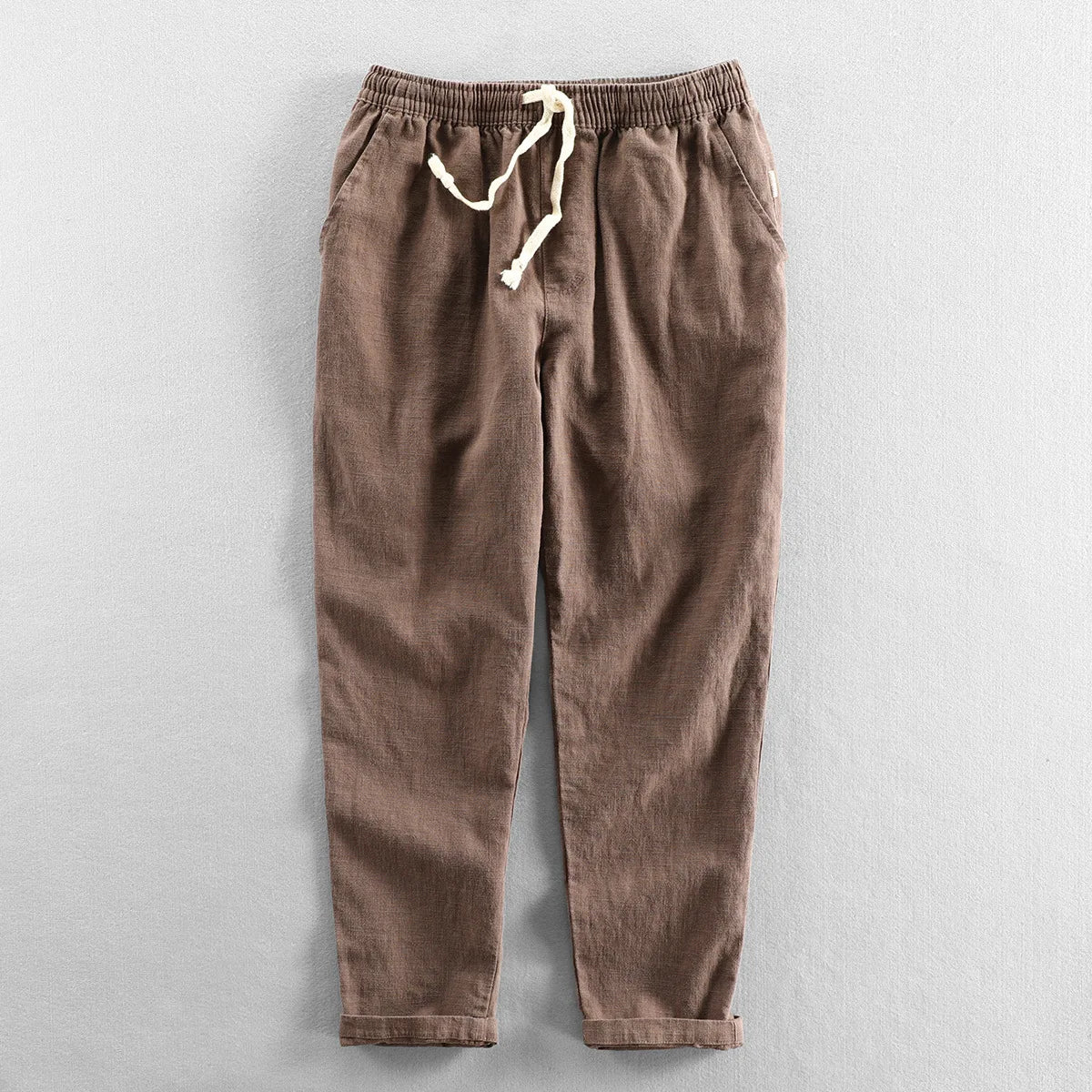 Calça de Linho Masculina Romenzi RZ940 em detalhe, calça elegante em linho premium que oferece conforto, respirabilidade e estilo Old Money sofisticado.