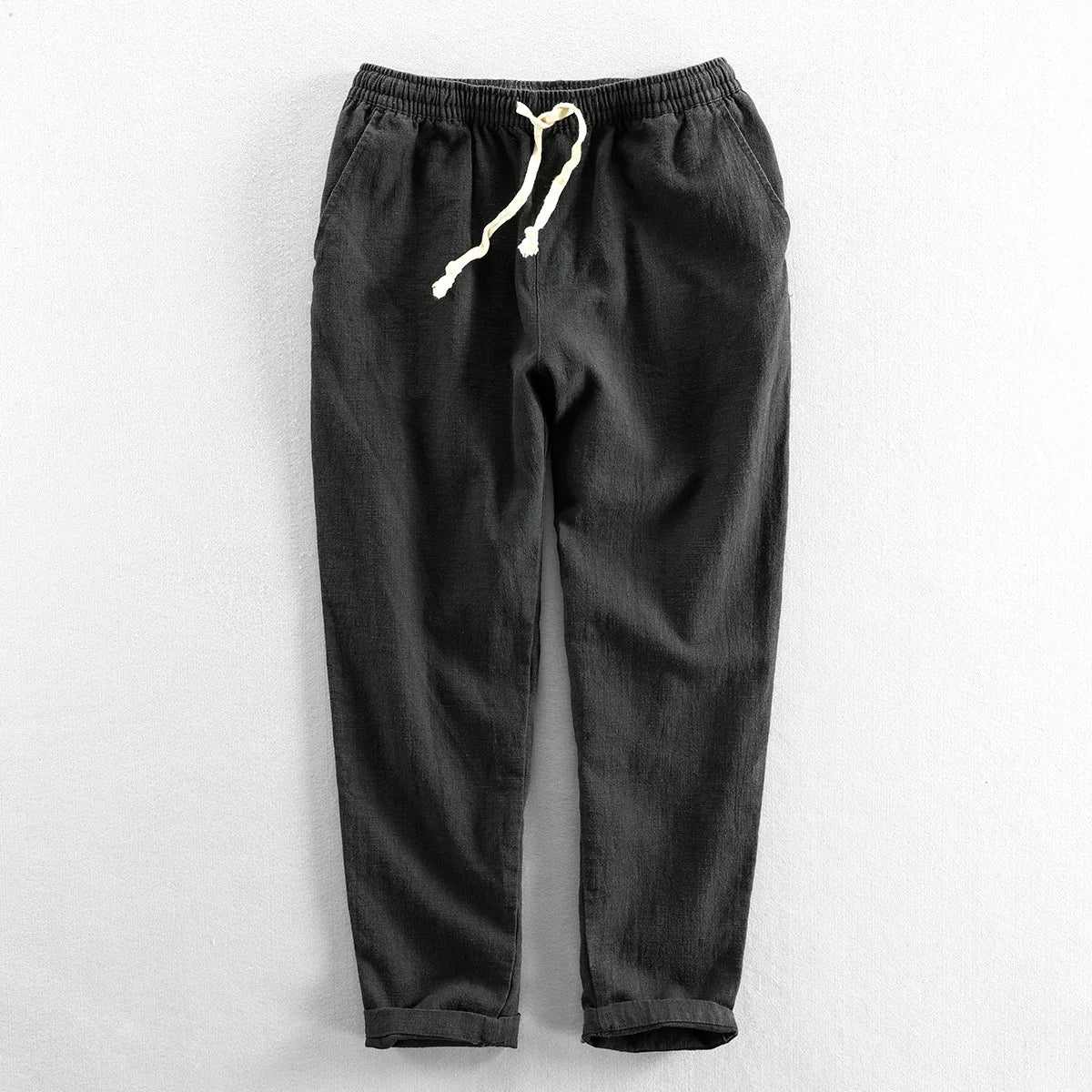 Calça de Linho Masculina Romenzi RZ940 em detalhe, calça elegante em linho premium que oferece conforto, respirabilidade e estilo Old Money sofisticado.