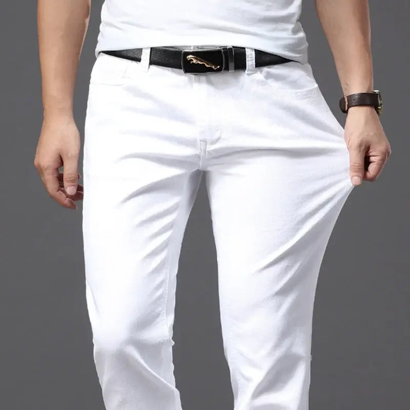 Calça Jeans Masculina Romenzi Classy RZ261 com design sofisticado e materiais premium. Conforto e estilo refinado para ocasiões especiais.
