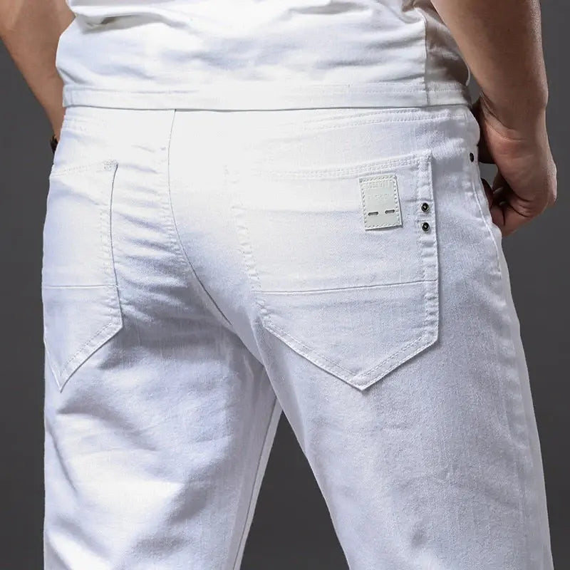 Calça Jeans Masculina Romenzi Classy RZ261 com design sofisticado e materiais premium. Conforto e estilo refinado para ocasiões especiais.