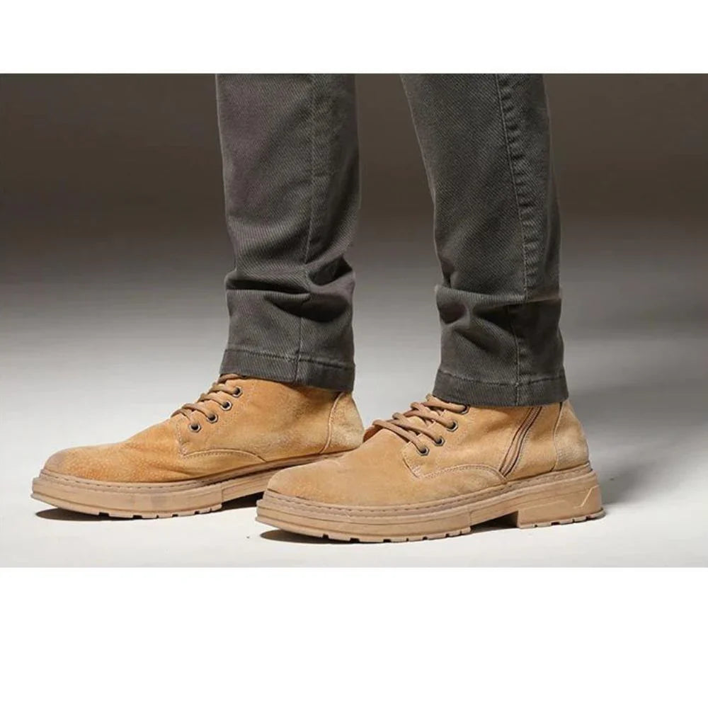Calça Jeans Masculina Romenzi RZ002 feita com denim premium, ajuste confortável e design versátil para diferentes ocasiões