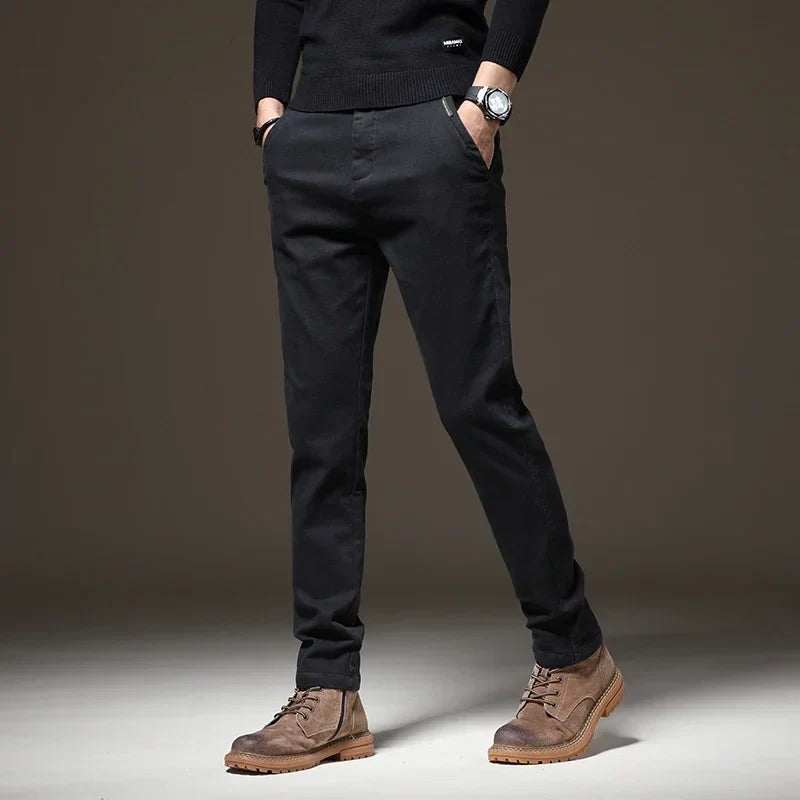 Calça Jeans Masculina Romenzi RZ002 feita com denim premium, ajuste confortável e design versátil para diferentes ocasiões