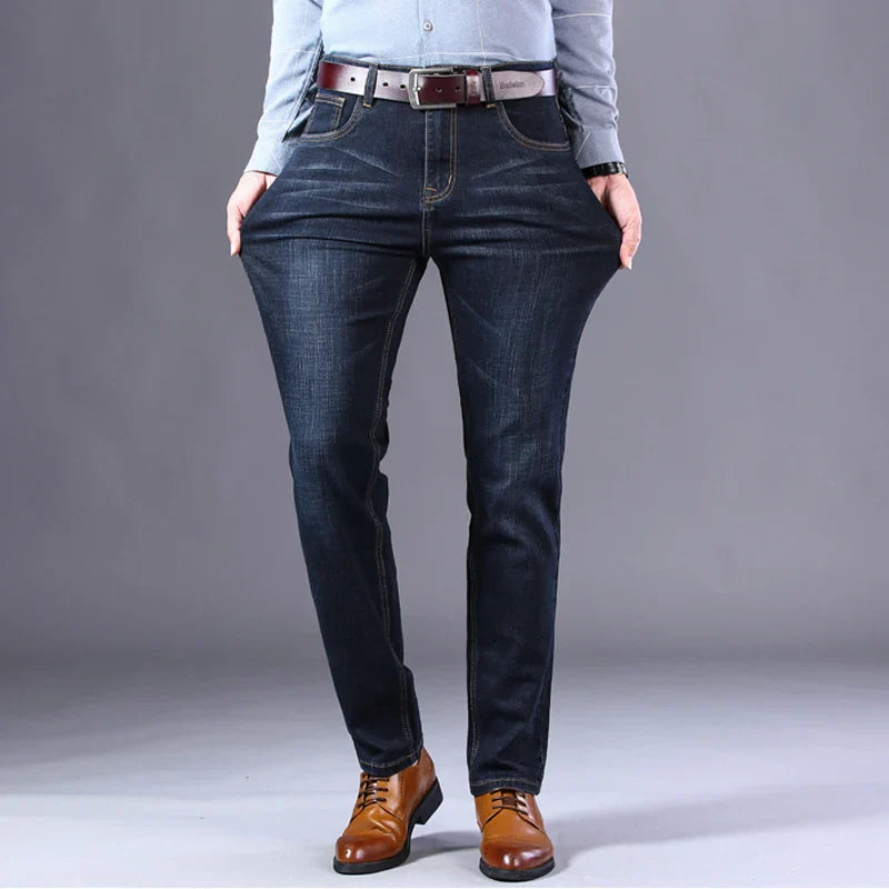 Calça Jeans Masculina Romenzi Spectre RZ260 com costuras reforçadas, tecido respirável e design refinado. Sofisticação e qualidade premium.