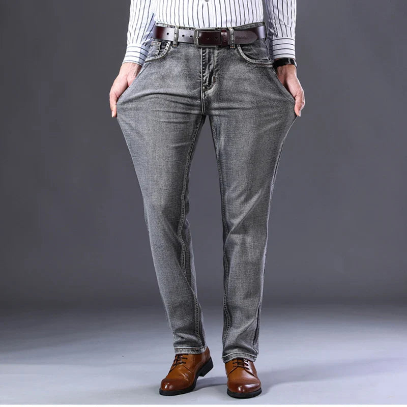 Calça Jeans Masculina Romenzi Spectre RZ260 com costuras reforçadas, tecido respirável e design refinado. Sofisticação e qualidade premium.