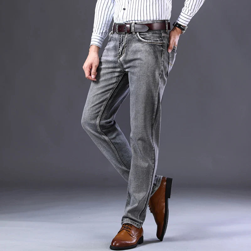 Calça Jeans Masculina Romenzi Spectre RZ260 com costuras reforçadas, tecido respirável e design refinado. Sofisticação e qualidade premium.