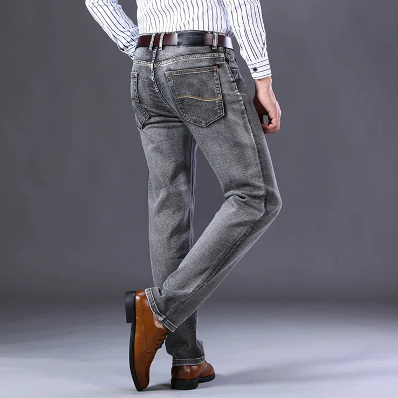 Calça Jeans Masculina Romenzi Spectre RZ260 com costuras reforçadas, tecido respirável e design refinado. Sofisticação e qualidade premium.