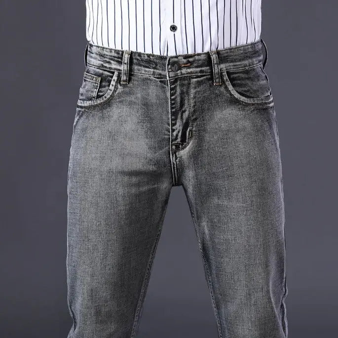 Calça Jeans Masculina Romenzi Spectre RZ260 com costuras reforçadas, tecido respirável e design refinado. Sofisticação e qualidade premium.