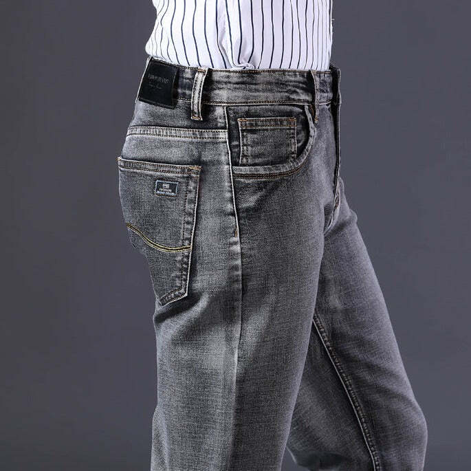 Calça Jeans Masculina Romenzi Spectre RZ260 com costuras reforçadas, tecido respirável e design refinado. Sofisticação e qualidade premium.