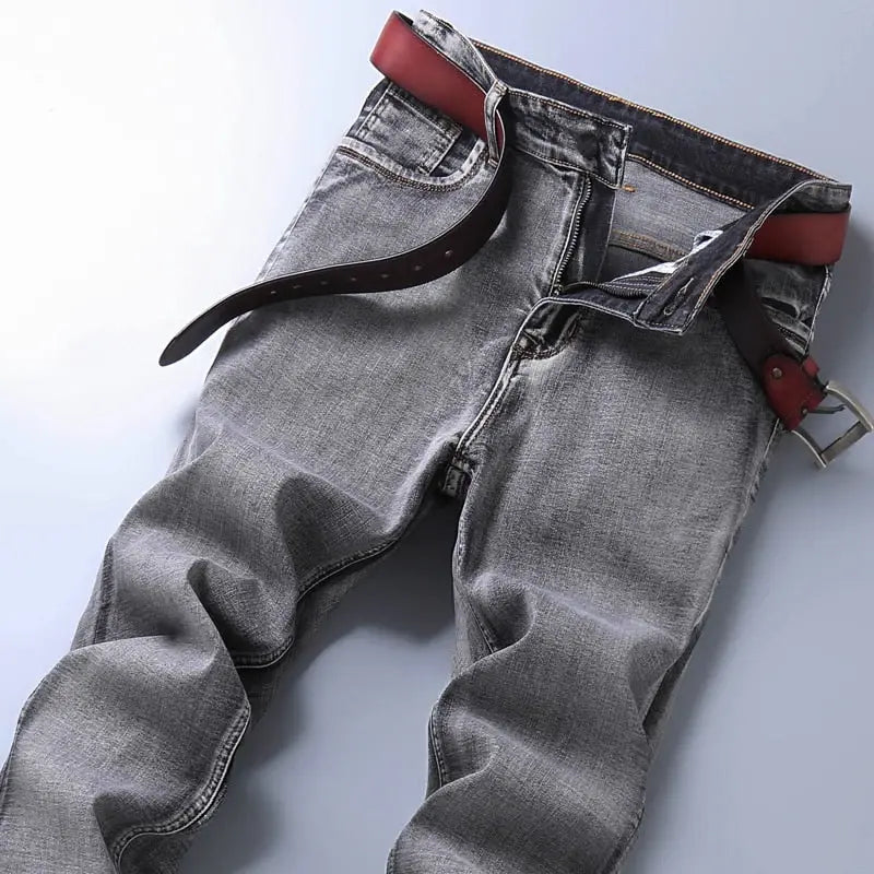 Calça Jeans Masculina Romenzi Spectre RZ260 com costuras reforçadas, tecido respirável e design refinado. Sofisticação e qualidade premium.
