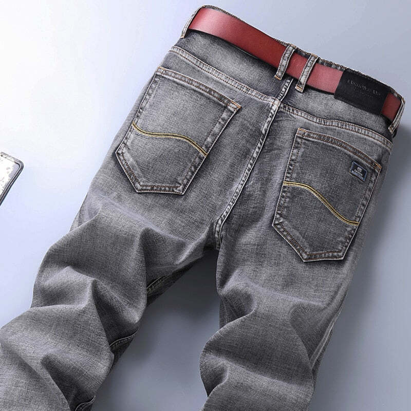 Calça Jeans Masculina Romenzi Spectre RZ260 com costuras reforçadas, tecido respirável e design refinado. Sofisticação e qualidade premium.