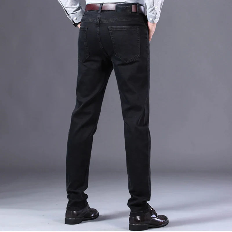 Calça Jeans Masculina Romenzi Spectre RZ260 com costuras reforçadas, tecido respirável e design refinado. Sofisticação e qualidade premium.