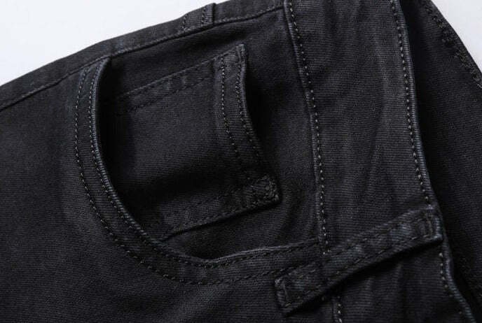 Calça Jeans Masculina Romenzi Spectre RZ260 com costuras reforçadas, tecido respirável e design refinado. Sofisticação e qualidade premium.