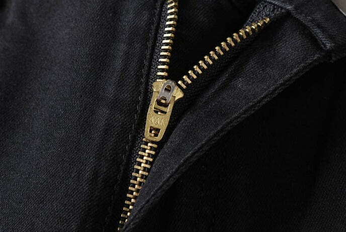 Calça Jeans Masculina Romenzi Spectre RZ260 com costuras reforçadas, tecido respirável e design refinado. Sofisticação e qualidade premium.