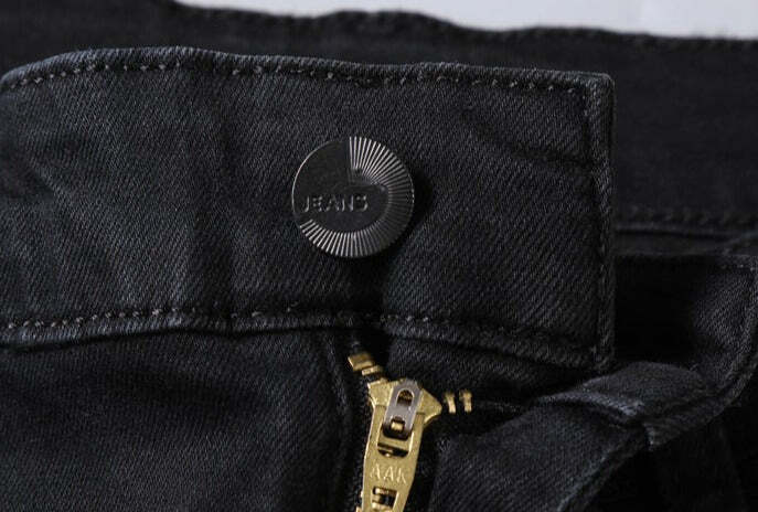 Calça Jeans Masculina Romenzi Spectre RZ260 com costuras reforçadas, tecido respirável e design refinado. Sofisticação e qualidade premium.