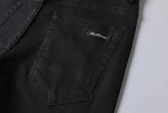 Calça Jeans Masculina Romenzi Spectre RZ260 com costuras reforçadas, tecido respirável e design refinado. Sofisticação e qualidade premium.