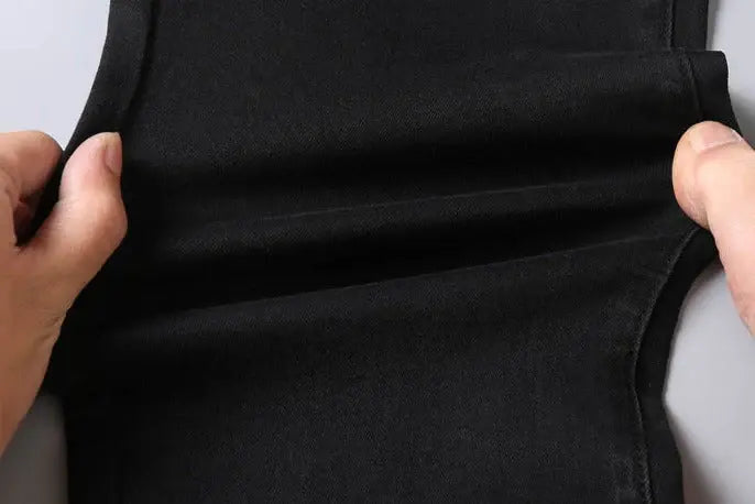 Calça Jeans Masculina Romenzi Spectre RZ260 com costuras reforçadas, tecido respirável e design refinado. Sofisticação e qualidade premium.