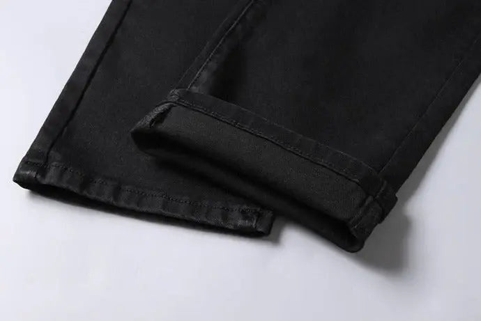 Calça Jeans Masculina Romenzi Spectre RZ260 com costuras reforçadas, tecido respirável e design refinado. Sofisticação e qualidade premium.
