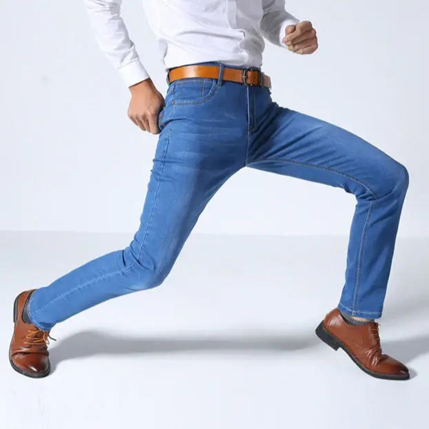 Calça Jeans Masculina Romenzi Wear RZ262 com costuras reforçadas, tecido respirável e acabamento impecável. Estilo refinado e durabilidade premium.