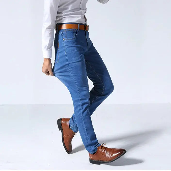 Calça Jeans Masculina Romenzi Wear RZ262 com costuras reforçadas, tecido respirável e acabamento impecável. Estilo refinado e durabilidade premium.